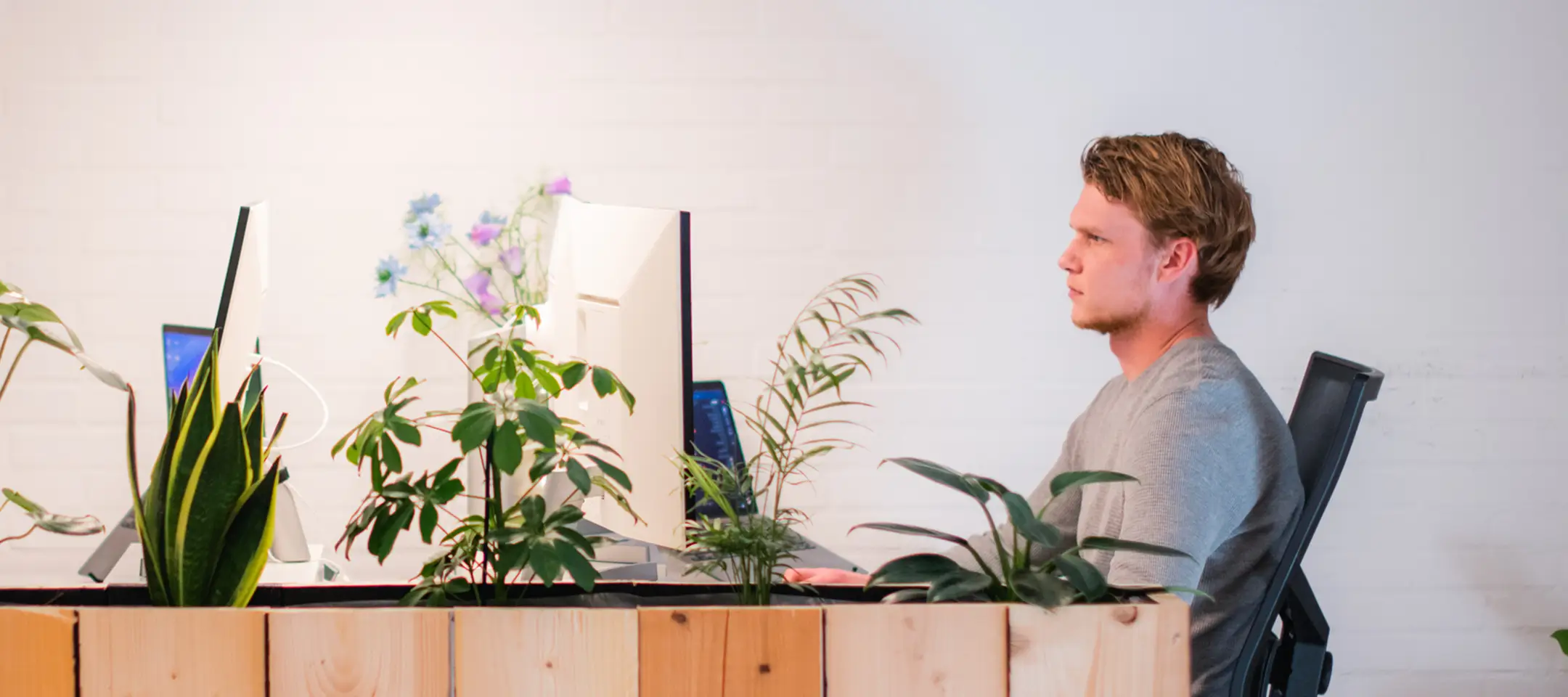 Gefocust aan het werk op de studio van Alkmaarsch