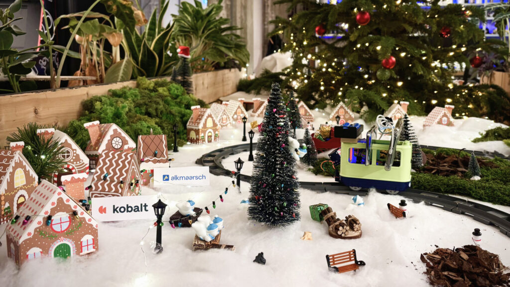 Een foto van het feestelijk versierde kerstdecor voor de Office Express eindejaarsactie van Alkmaarsch en Kobalt. Samen in actie voor Stichting Het Vergeten Kind.