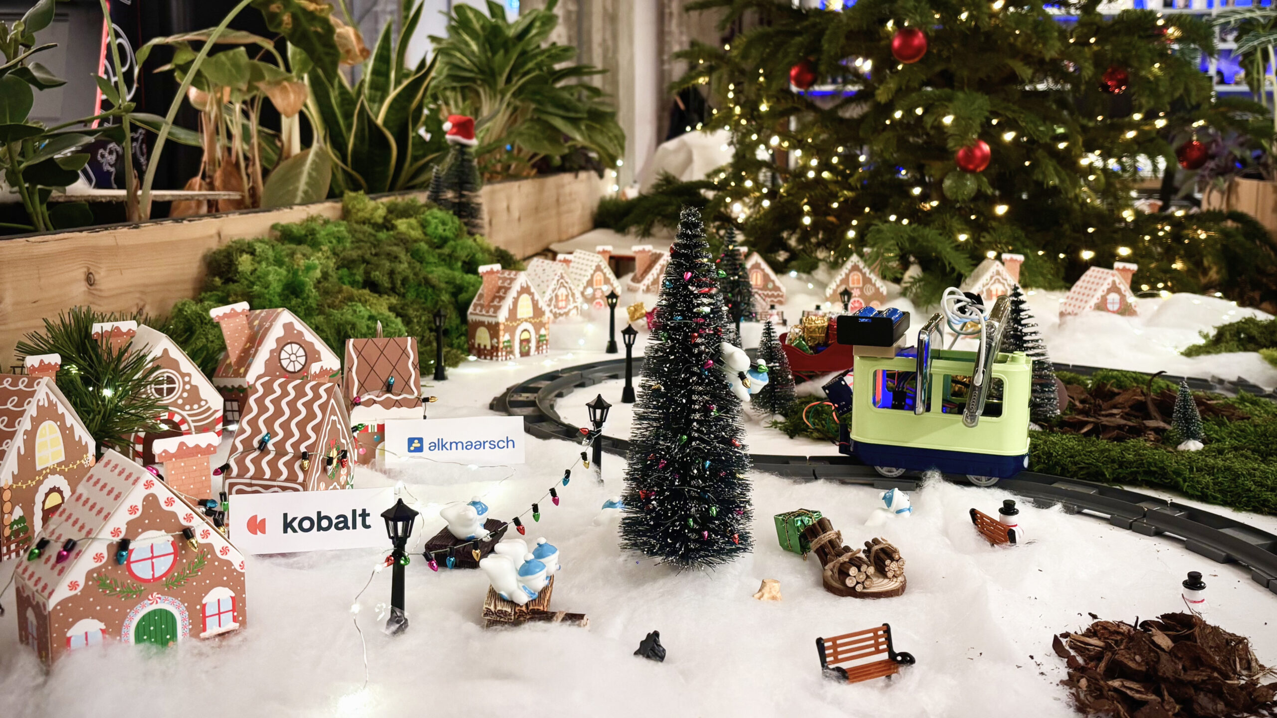 Een foto van het feestelijk versierde kerstdecor voor de Office Express eindejaarsactie van Alkmaarsch en Kobalt. Samen in actie voor Stichting Het Vergeten Kind.