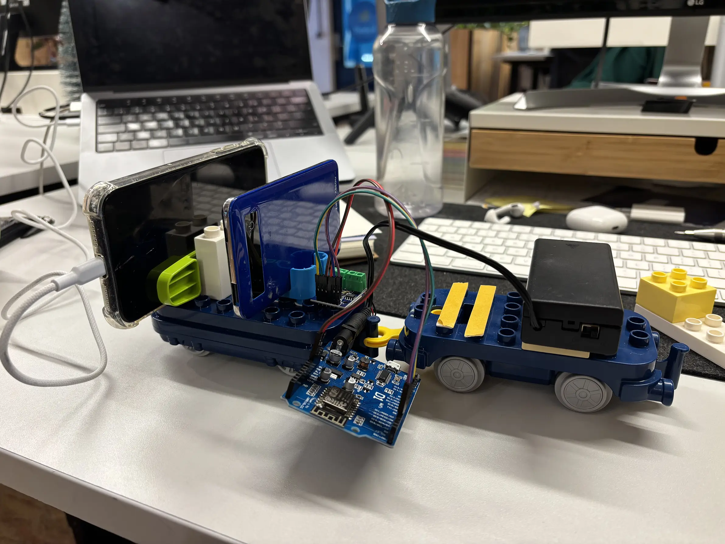 Aan het werk op de Studio van Alkmaarsch aan de kersttrein van 2025